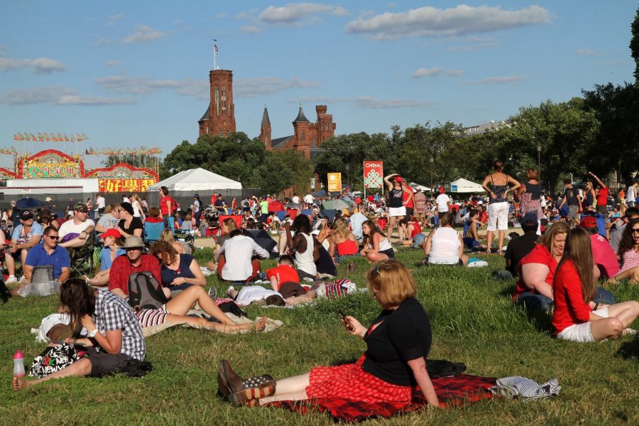 La pelouse devant le capitale se transforme en champ de foire.