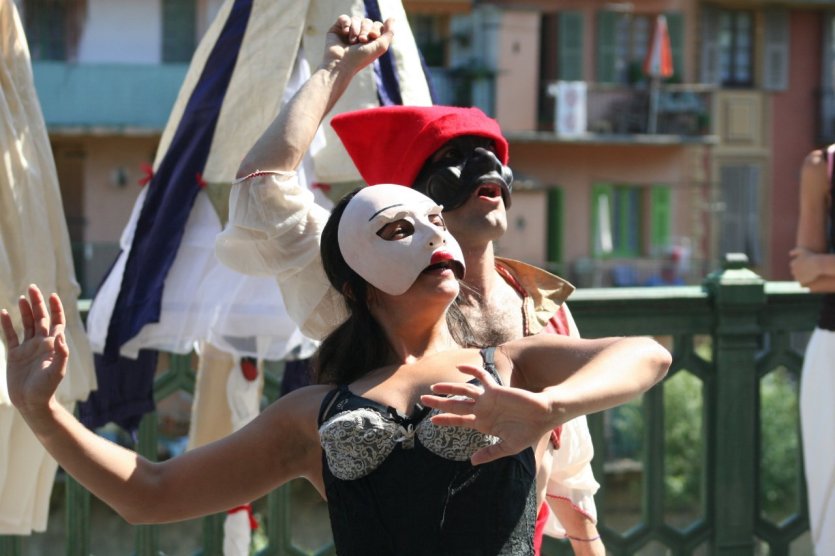 Théâtre de rue, pendant le festival d'Avignon. - © Rémy MASSEGLIA- Fotolia