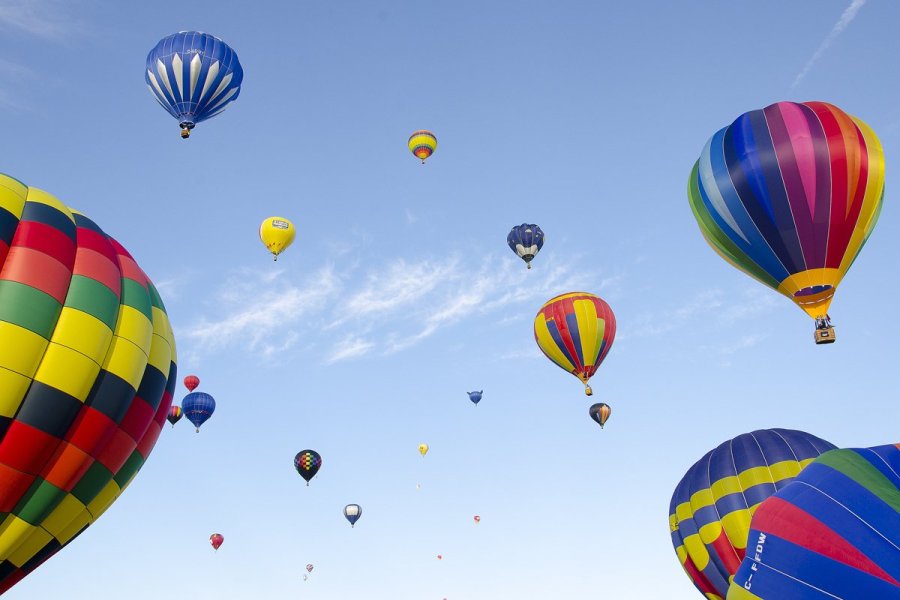 Des pilotes de montgolfière de plusieurs nationalités sont en compétition.