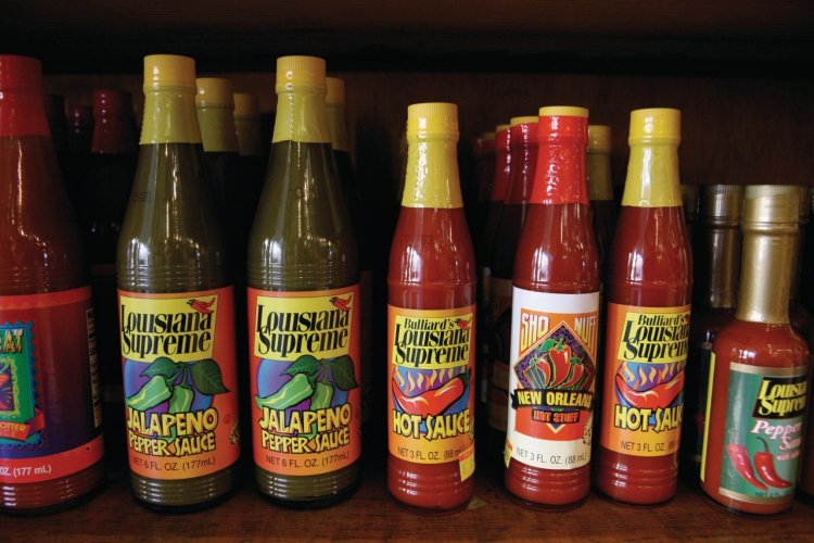 Bouteilles de sauce cajun pour des plats très relevés… - © Stéphan SZEREMETA