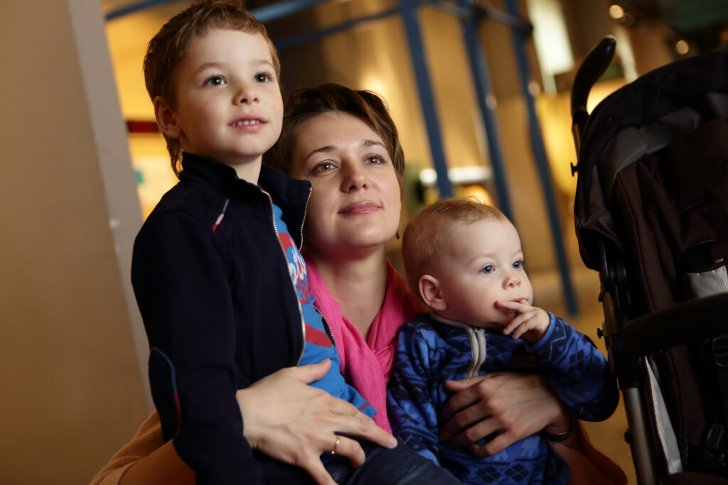 Une femme et ses enfants au musée 