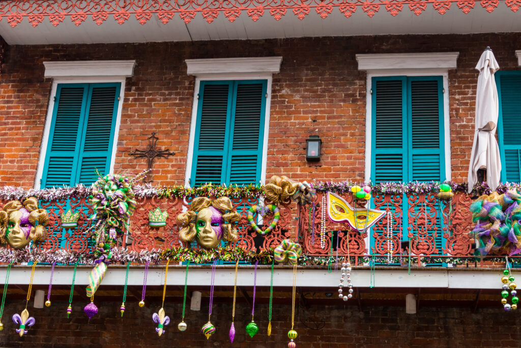 Balcon décoré pour Mardi Gras à la Nouvelle-Orléans