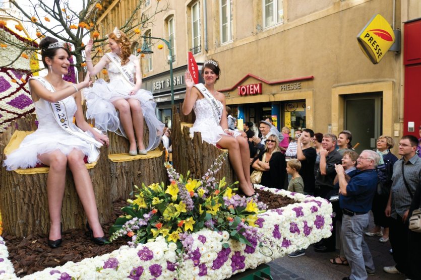 La reine de la mirabelle et ses dauphines lors de la parade de la Mirabelle - © Nicolas Rung - Author's Image