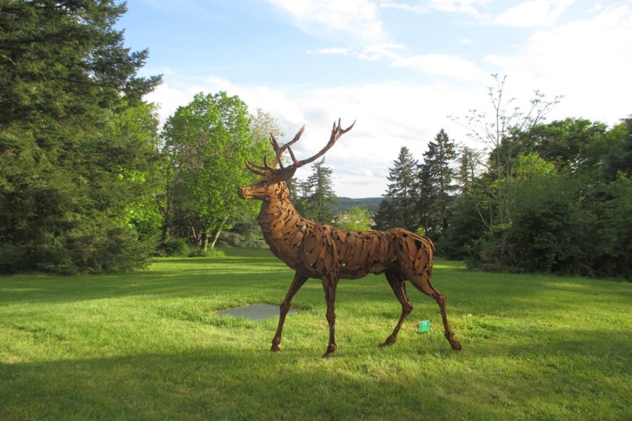 Un cerf en métal.