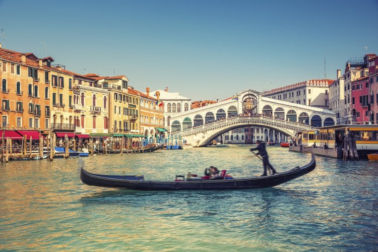 Le fameux Pont Rialto de Venise. - © sborisov istockphotos