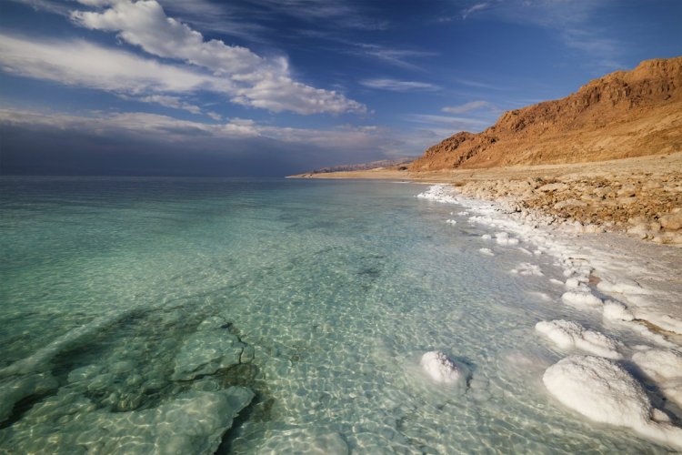 La Mer Morte et ses dépôts de sel. - © NickolayV istockphotos