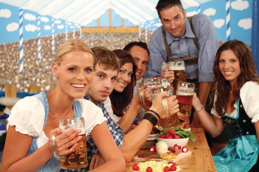 L'Oktoberfest se célèbre en famille ou entre amis autour de vastes tablées. - © Werner Heiber - Fotolia