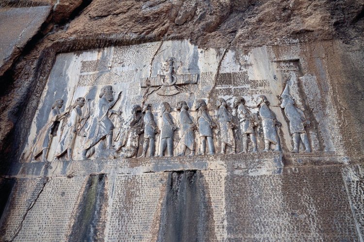 Les inscriptions de Behistun. - © MARCOPOLO IRAN TOURING CO