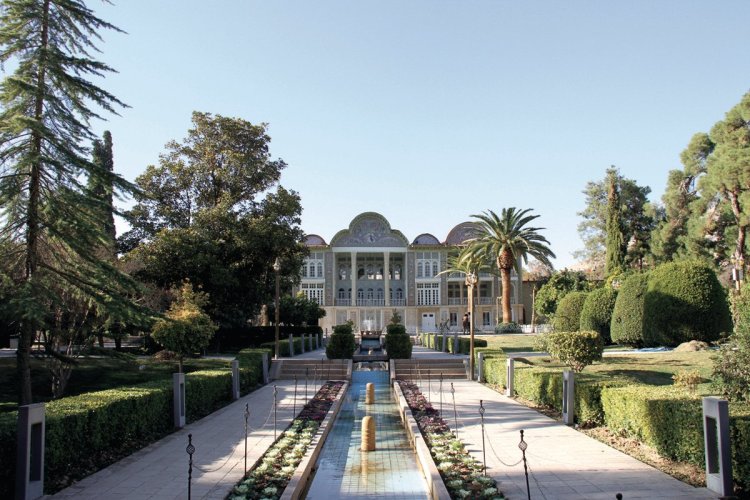 Une allée d'un jardin persan. - © MARCOPOLO IRAN TOURING CO
