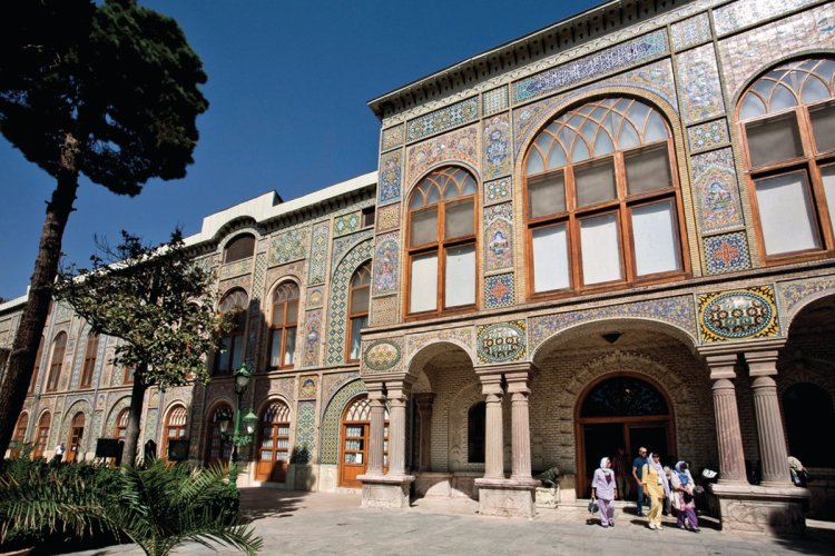 Touristes devant le Palais du Golestan - © Radiokukka - iStockPhoto
