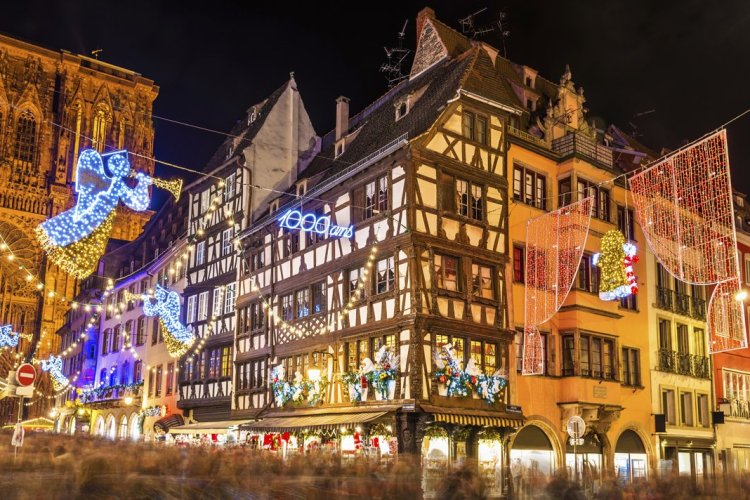 Strasbourg et ses lumières avec, en arrière plan, la Cathédrale. - © Leonid Andronov - istockphoto