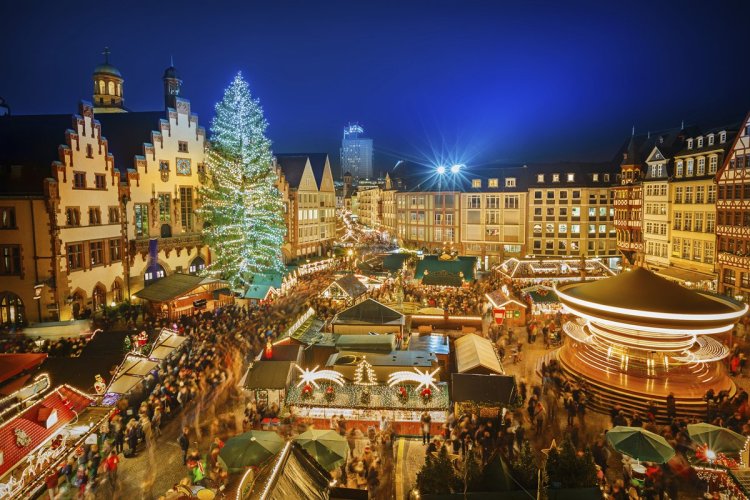 Vue aérienne sur le marché de Noël de Francfort. - © Sborisov - istockphoto