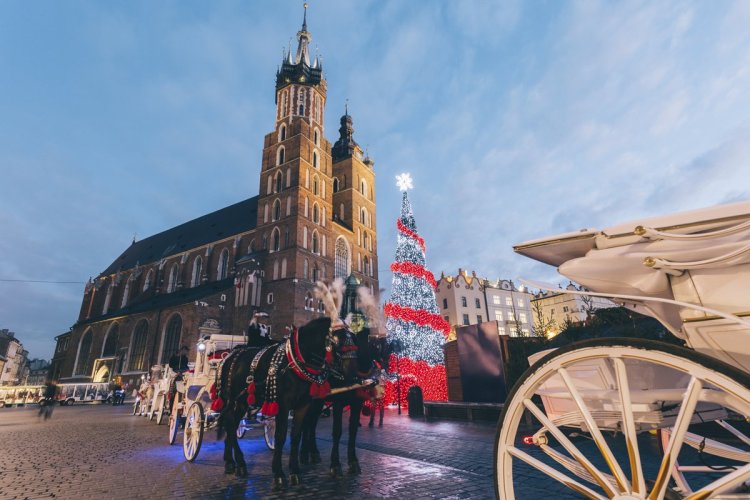 Les décorations de Noël sur la place du marché principal de Cracovie. - © Martin Dimitrov - istockphoto
