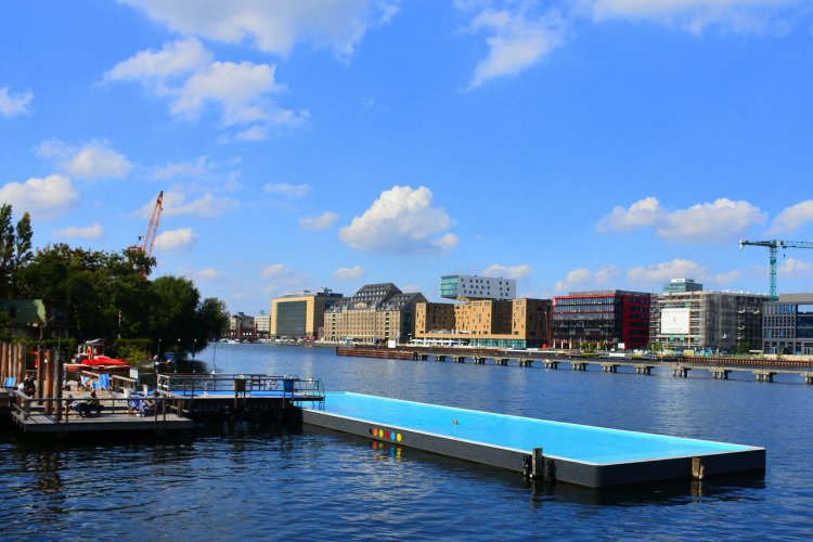 Badeschiff - © Aitor - stock.adobe.com