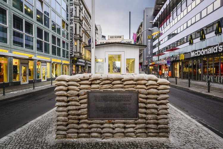 CheckPoint Charlie - © Sean Pavone - shutterstock.com