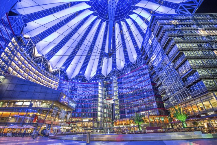 Le Sony Center de la Potsdamer Platz vu de nuit. - © bluejayphoto - istockphoto