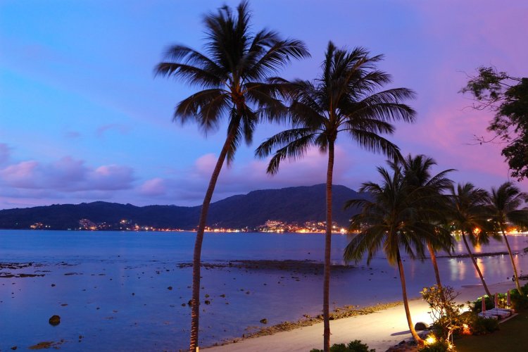 La plage de Patong est à voir le soir, lorsque la mer retrouve son calme. - © slava296 - iStockPhoto