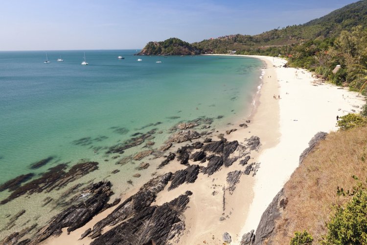 Plus vous descendez vers le sud, plus les plages de Koh Lanta sont rocheuses et moins fréquentées. - © Estelle TORGUE