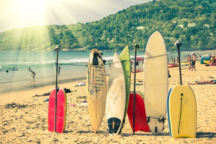 La meilleure saison pour surfer se trouve entre avril et octobre. - © ViewApart - iStockPhoto