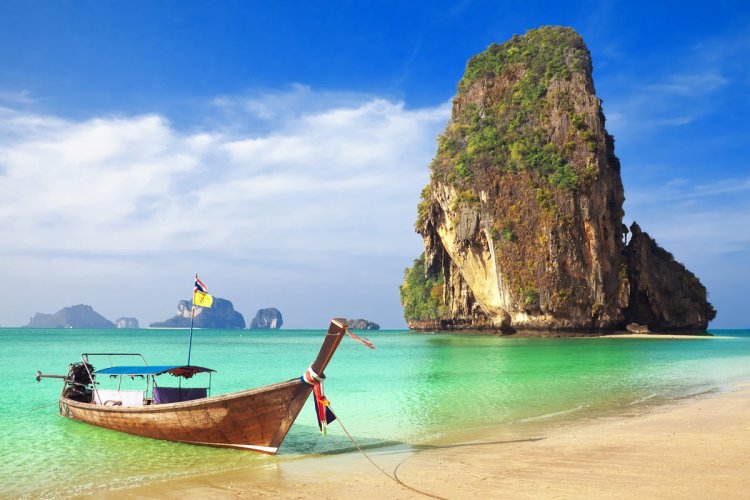 Railay Beach est réputée pour la clarté de son eau. - © mmeee - istockphotos