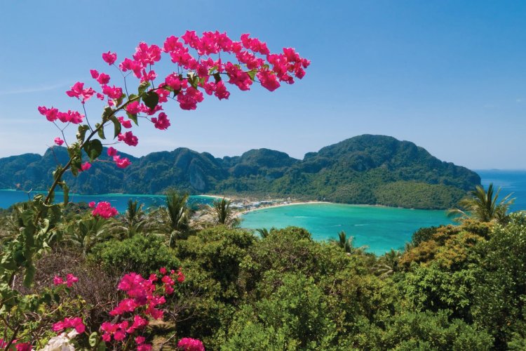 Les deux îles de Ko Phi Phi sont reliées par un interminable bandeau de sable blanc. - © Holger Mette - istockphotos