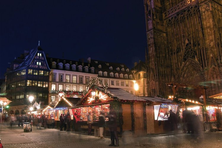 Marché au pied de la cathédrale - © Alexi TAUZIN - Fotolia