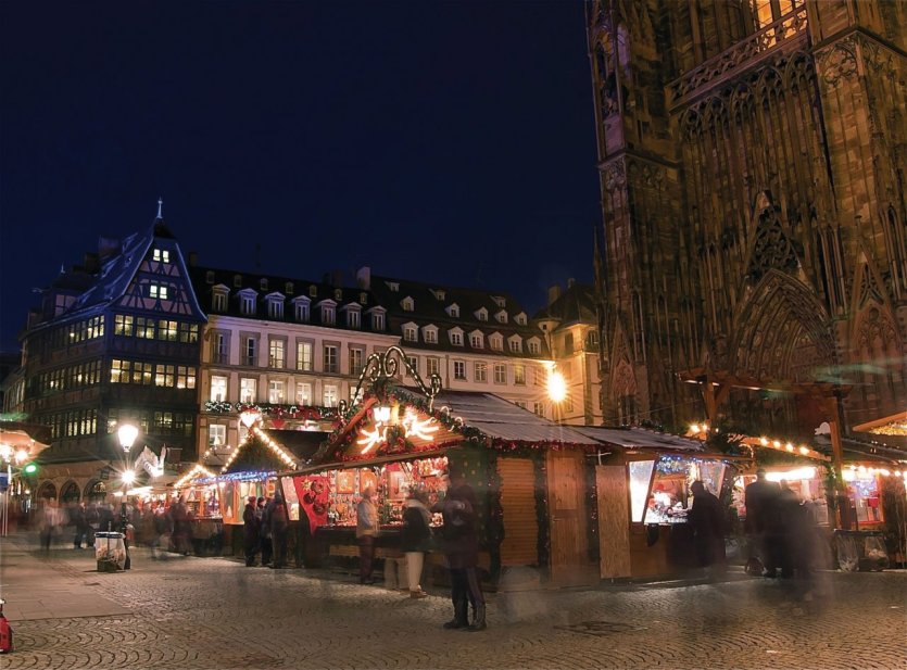 Marché au pied de la cathédrale - © Alexi TAUZIN - Fotolia