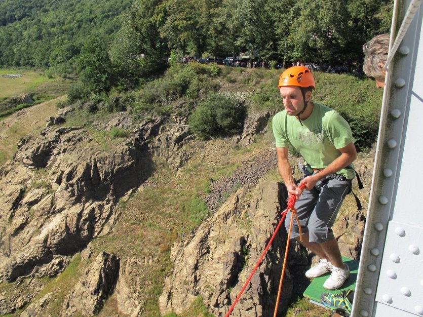 Ponting : Un courageux saute depuis la plate-forme aménagée au Pont de Tréboul, Cantal. - © Julia VALENTIN