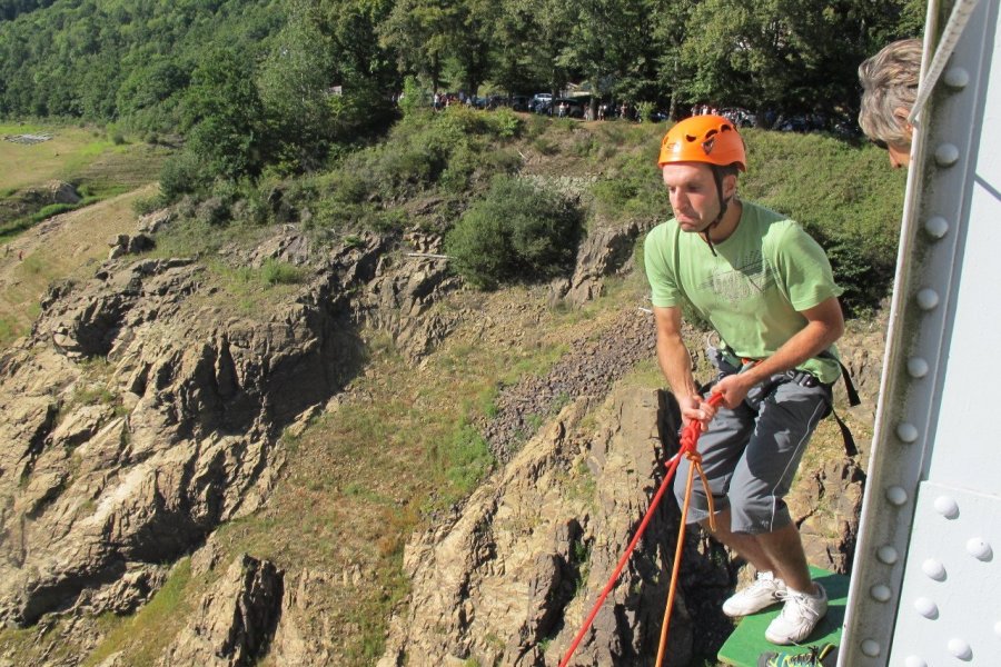 Ponting : Un courageux saute depuis la plate-forme aménagée au Pont de Tréboul, Cantal.