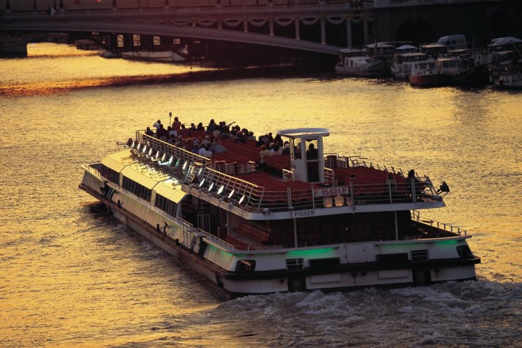 Bateau promenade sur la Seine - Paris - © BDLM - Iconotec