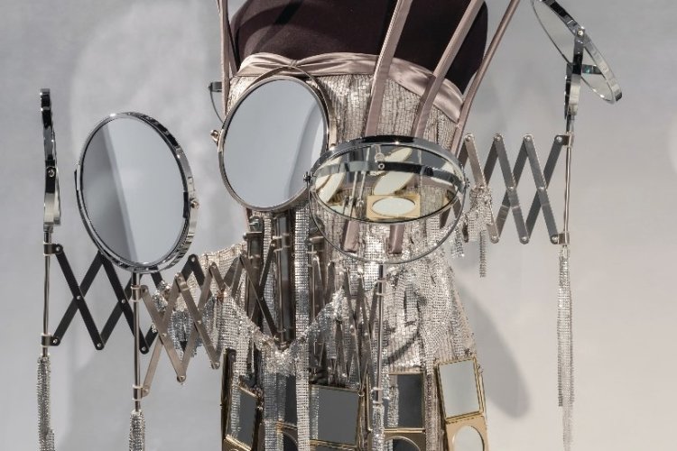 Robe en mousseline agrémentée de miroirs. - © Fred Collier.