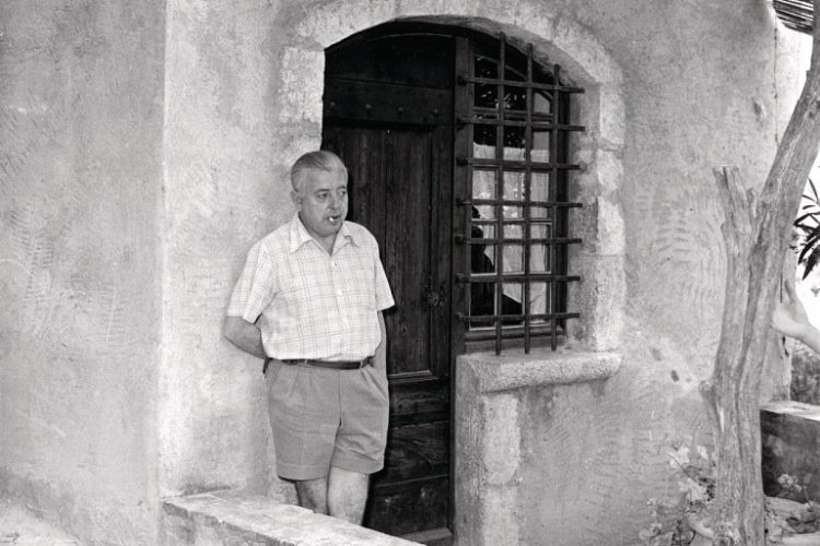 Jacques Prévert devant sa maison à Saint-Paul de Vence - © © Office de Tourisme de Saint-Paul de Vence - Jacques Gomot