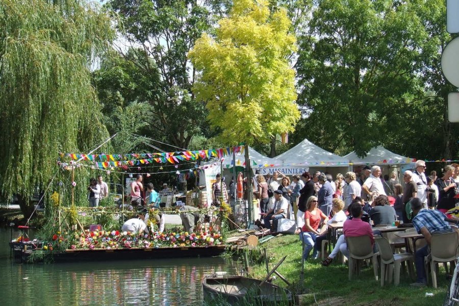 Concours de barques fleuries lors de la fête des marais