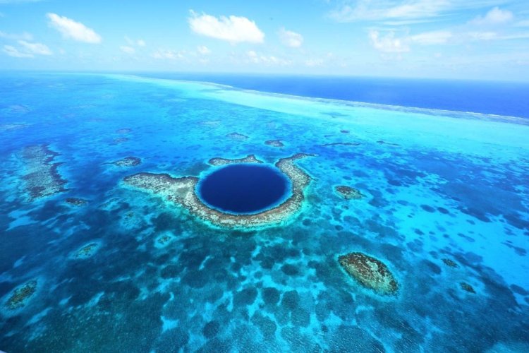 Blue Hole, au cœur de la barrière de corail - © Belize Tourism Board