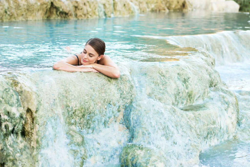 Jeune femme dans les eaux chaudes des thermes de Saturnia