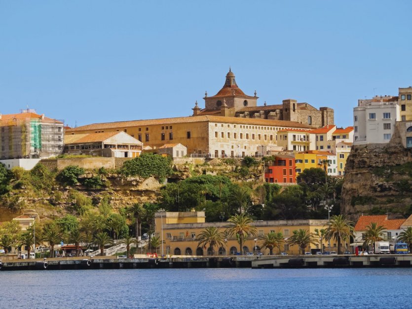 Vue sur la ville de Mahón, la capitale de Minorque. - © Karol Kozlowski - iStockphoto