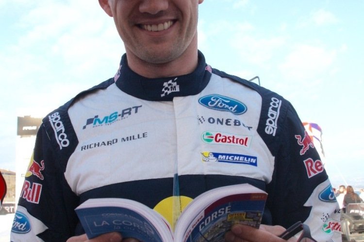 Sébastien Ogier lecteur du petit futé corse. - © Xavier BONNIN