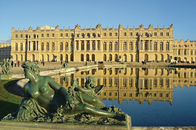 Statue devant le château de Versailles - © Claude COQUILLEAU - Fotolia