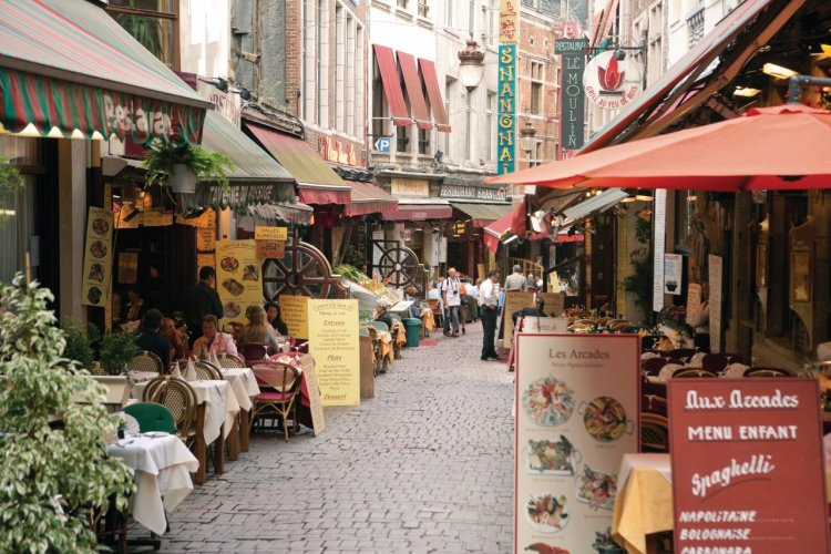 Restaurants de la rue des Bouchers. - © Author's Image