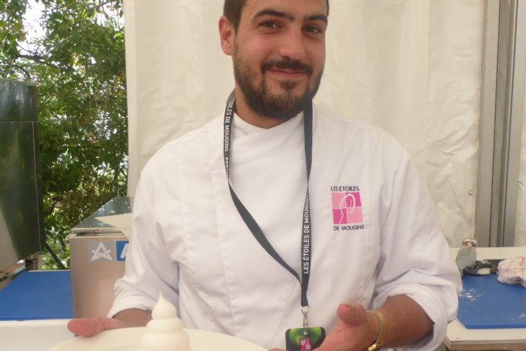 Jeffrey Cagnes et sa délicieuse pavlova - © Saliha HADJ-DJILANI