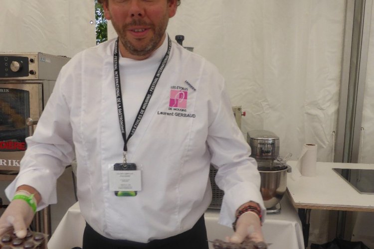 Laurent Gerbaud, chocolatier belge pendant son atelier chocolat au festival - © Saliha HADJ-DJILANI