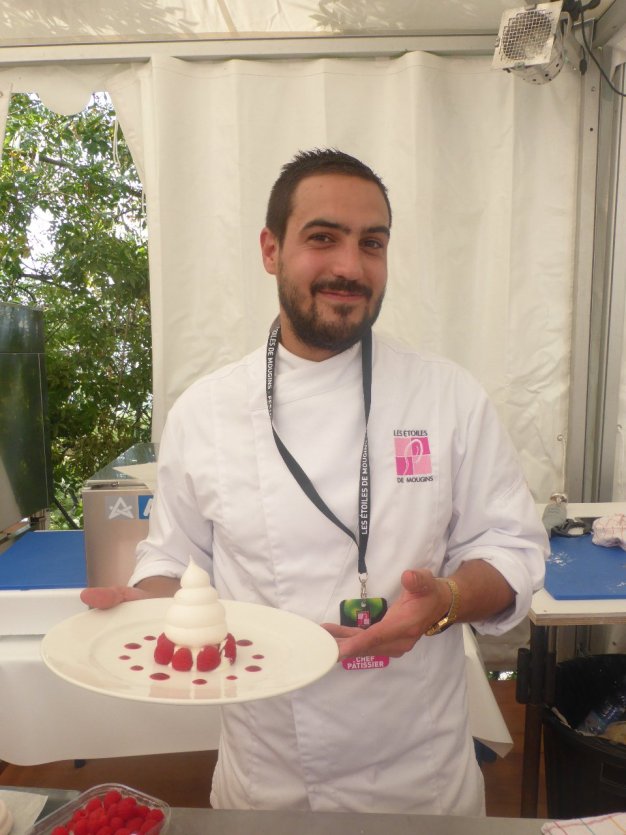 Jeffrey Cagnes et sa délicieuse pavlova - © Saliha HADJ-DJILANI