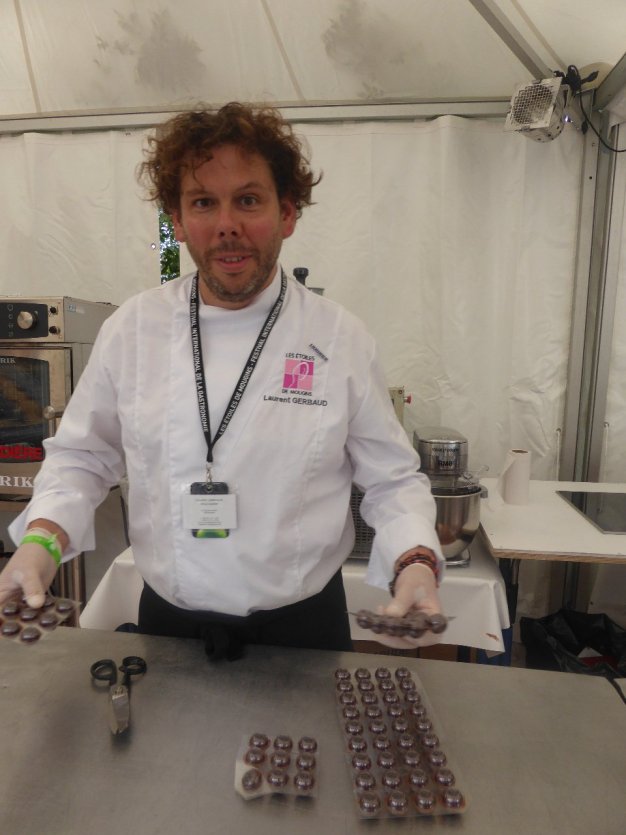 Laurent Gerbaud, chocolatier belge pendant son atelier chocolat au festival - © Saliha HADJ-DJILANI