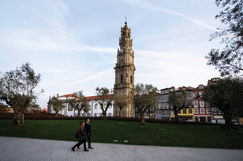 Promenade près de la Tour des Clercs à Porto. - © Filipa Brito