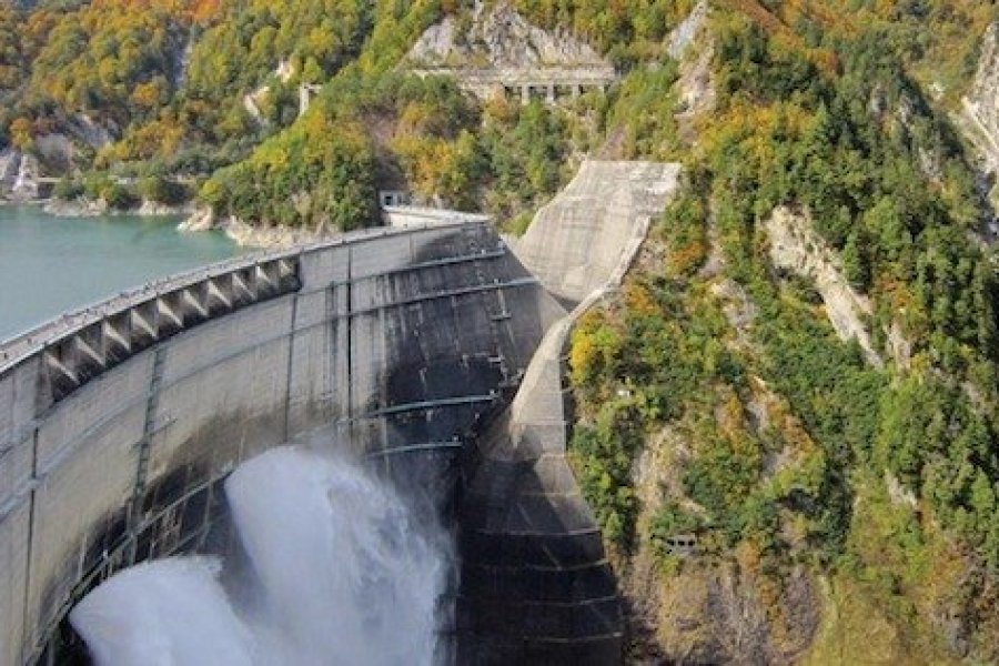 Le lac de Guerlédan expose 23 photos des plus grands barrages du monde