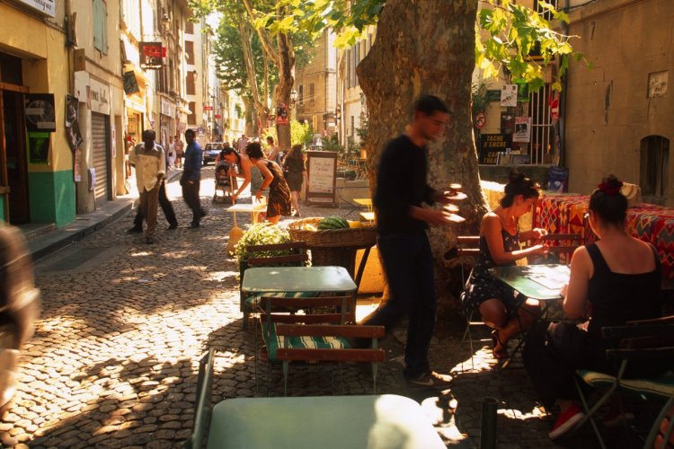 Festival du Theatre. La rue des Teinturiers est un endroit majeur du festival. - © Sime