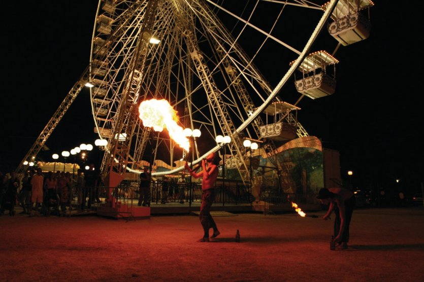 Cracheur de feu, pendant le Festival d'Avignon - © Serge di Marco - Fotolia