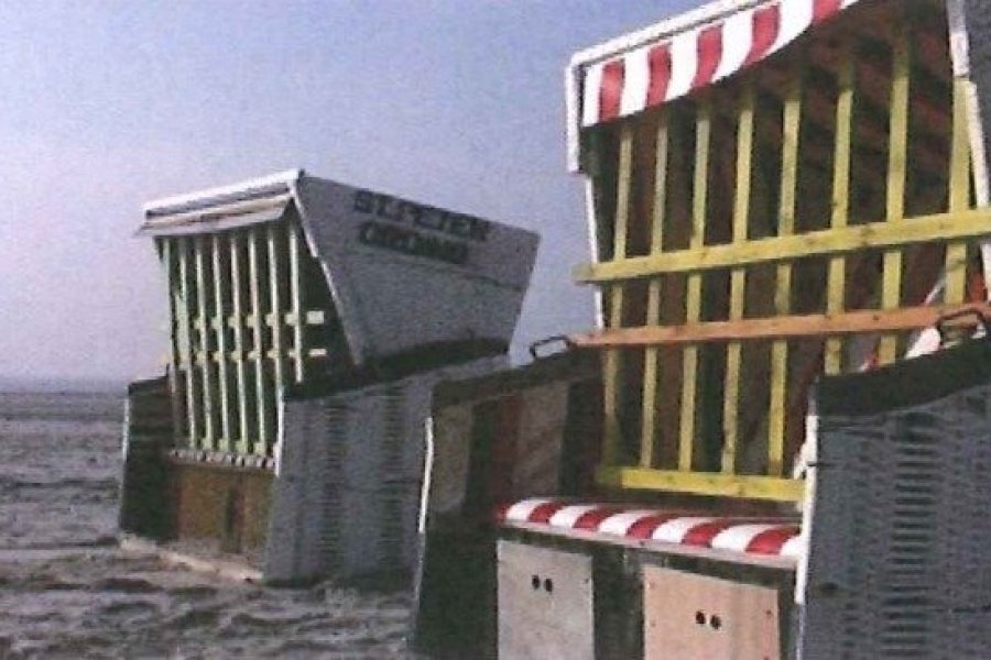 Des corbeilles de plage à Merville-Franceville