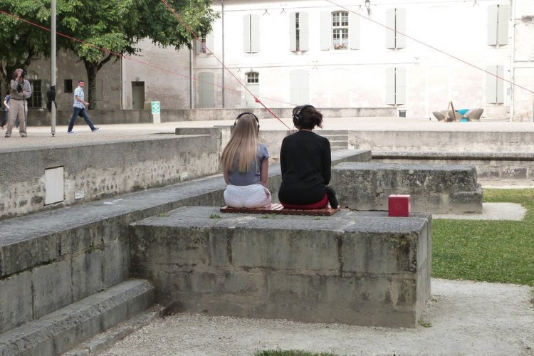 Musicaventure, une visite casque sur les oreilles - © Aurélie HANNIER