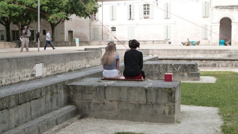 Musicaventure, une visite casque sur les oreilles - © Aurélie HANNIER
